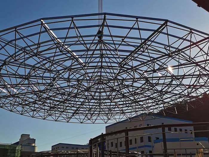 伊春螺栓球网架工程施工现场